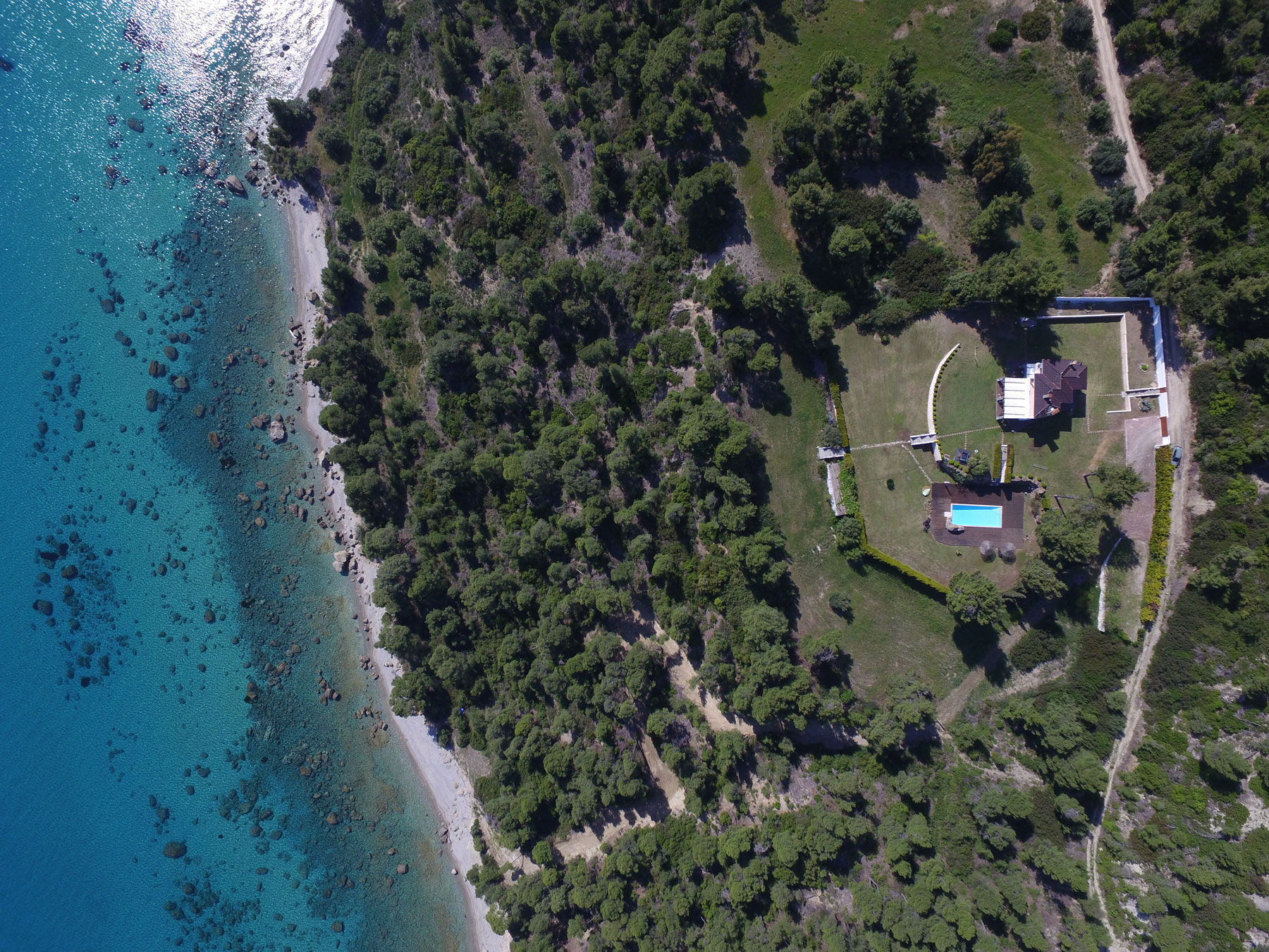 панорамный вид на море в развитом туристическом регионе Греции