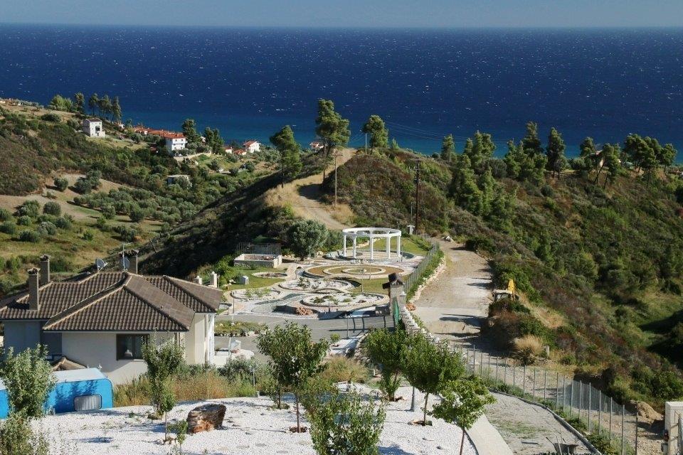 Airbnb не виноват? Названа истинная причина жилищного кризиса в Греции