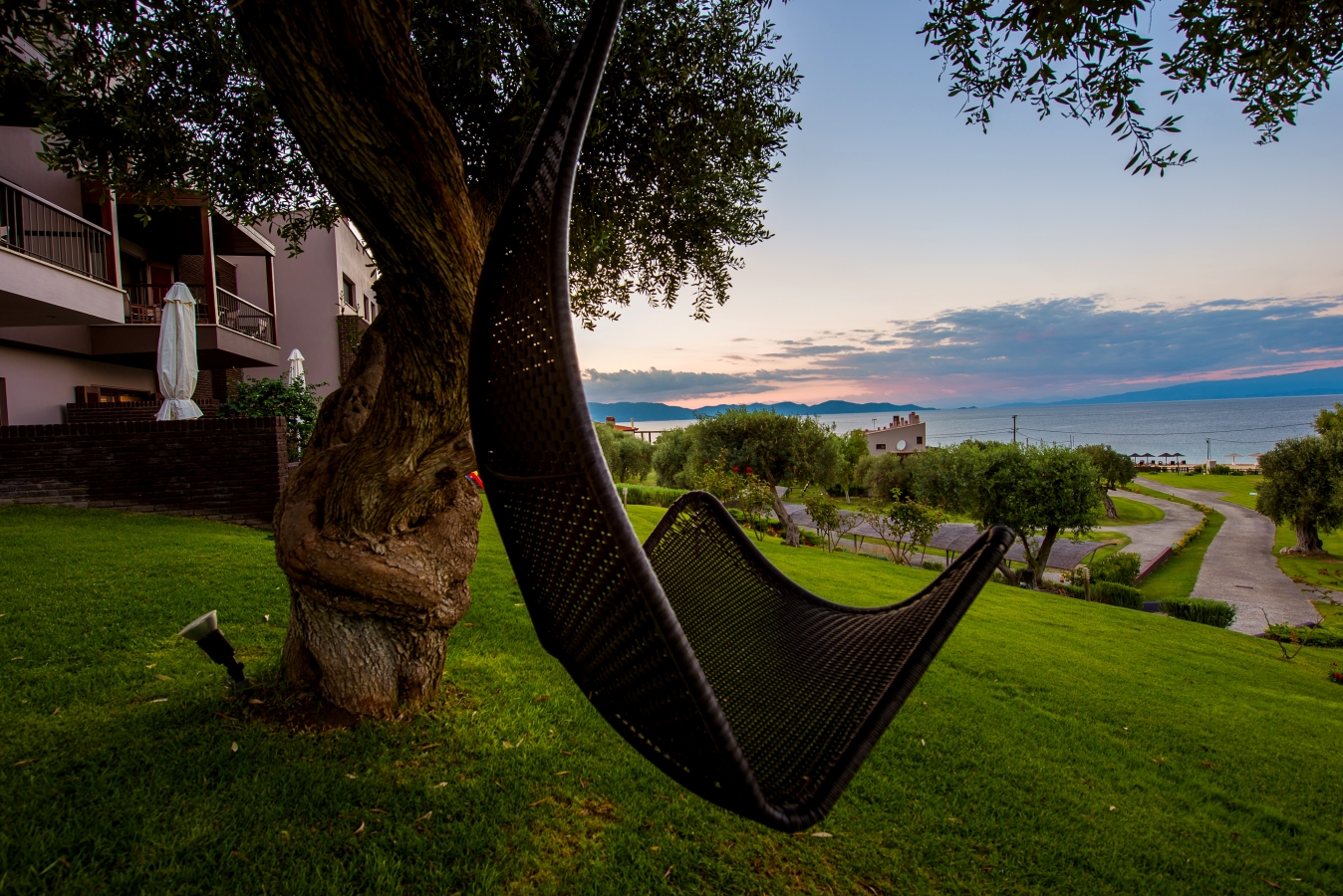 каменная вилла с большим участком и видом на море в тихом месте