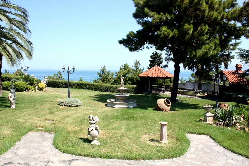 Дом с большим участком в пригороде Салоник и идеей кемпинга у моря