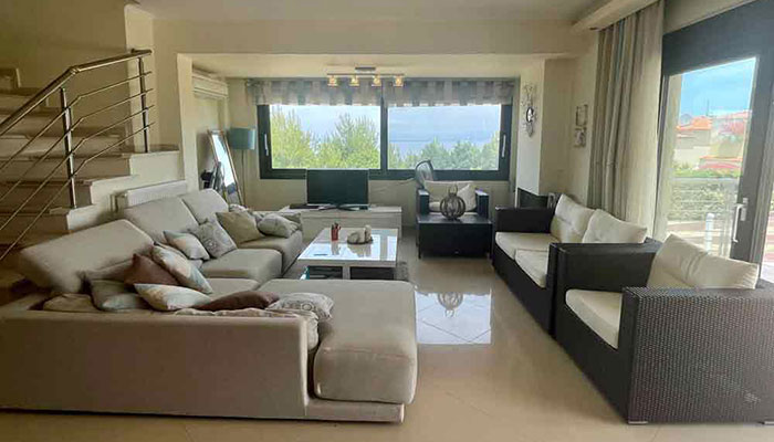 вилла с бассейном и участком в курортном районе у моря