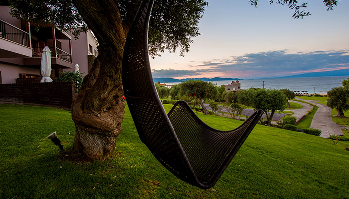 каменная вилла с большим участком и видом на море в тихом месте