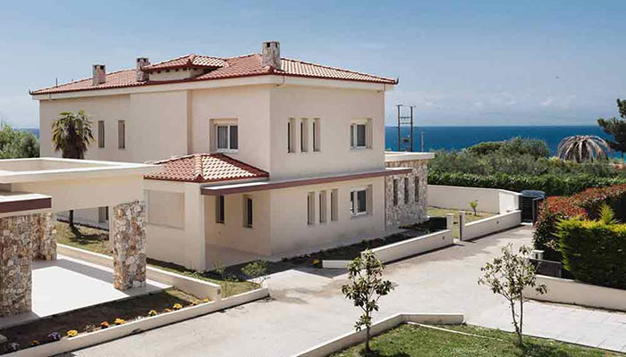 просторная вилла у моря с видом и участком для большой семьи