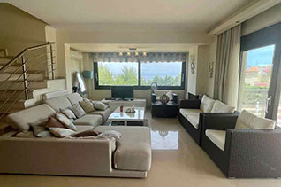 вилла с бассейном и участком в курортном районе у моря