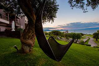 каменная вилла с большим участком и видом на море в тихом месте