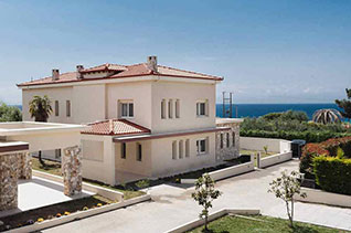 просторная вилла у моря с видом и участком для большой семьи