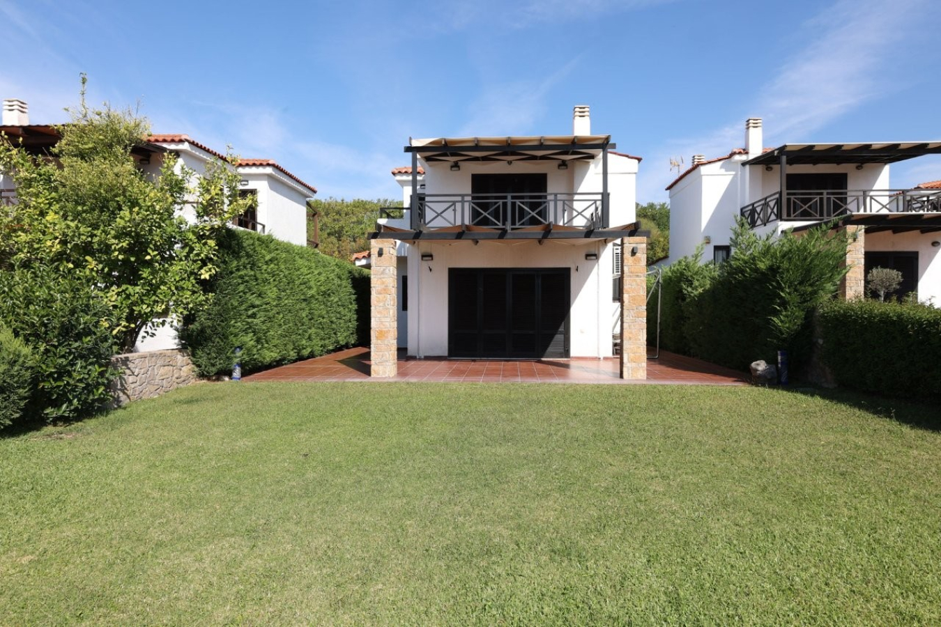 Голден Сэнд 5, Сивири, Греция - Вилла 123 м² в Сивири. 3 спальни, сад 400 м², вид на море. Меблирована, требует ремонта. Охраняемый комплекс., Фото 1