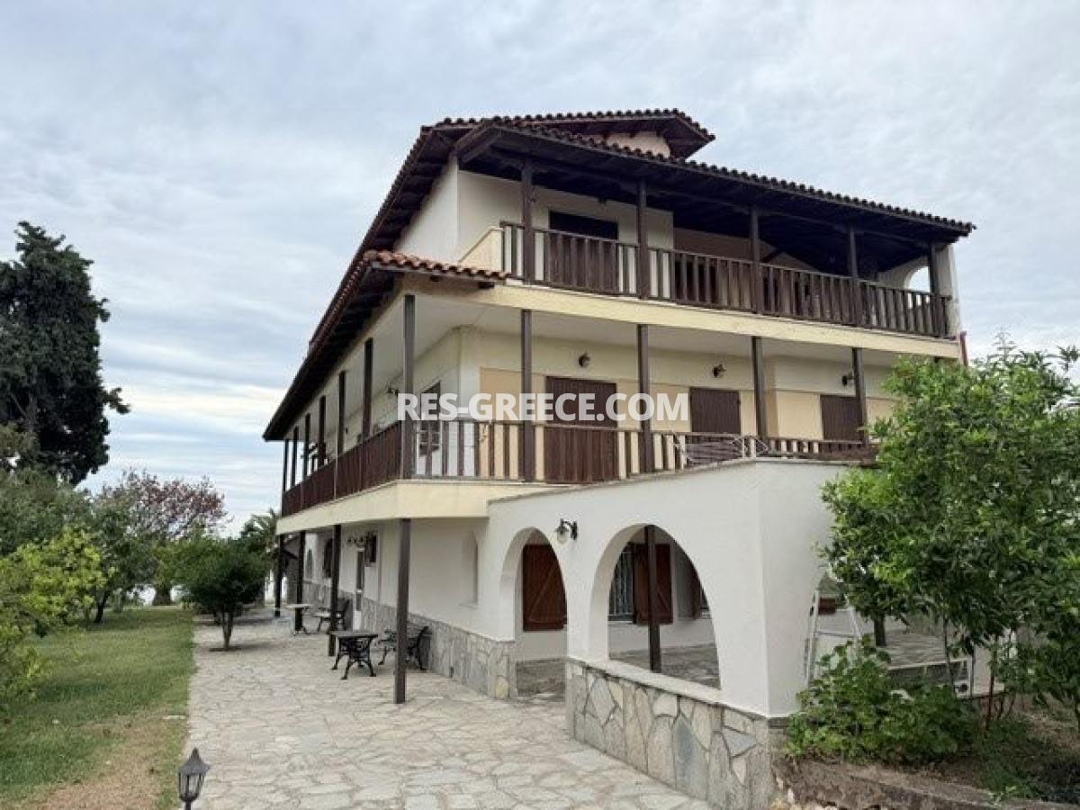 Вилла Лимон, Неа Потидия, Греция - Вилла 426 м² на участке 1800 м² на первой линии в Кассандре. 3 этажа, 10 комнат, 5 санузлов. Требует ремонта. Сад, выход на пляж, вид на Олимп., Фото 3